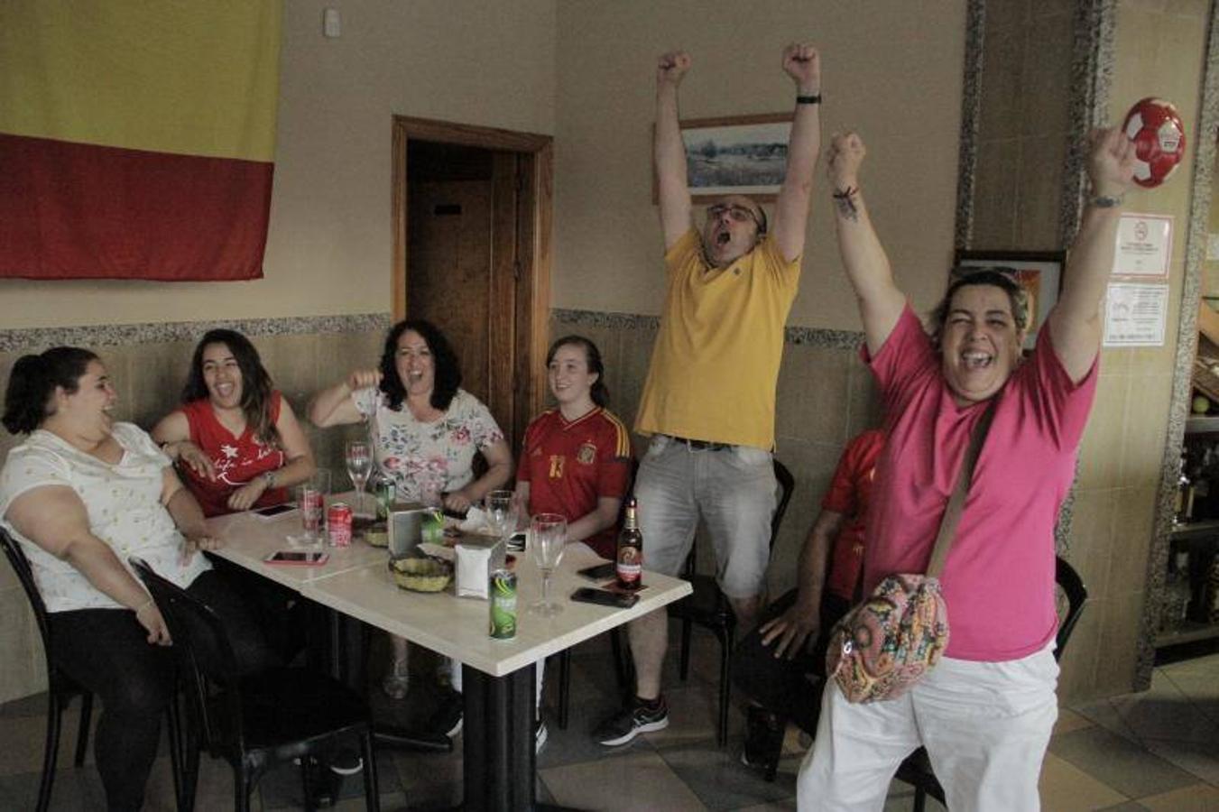 Enfrente del polideportivo que lleva el nombre del reciente entrenador de España en Vélez Málaga, uno de los hermanos de Fernando Hierro regenta un bar donde se viven los éxitos del veleño desde 2001. Es punto de reunión entre familia y conocidos. Aunque nunca como en de esta ocasión. Así se vivió el partido de La Roja en el bar de la familia de Fernando Hierro, en fotos.