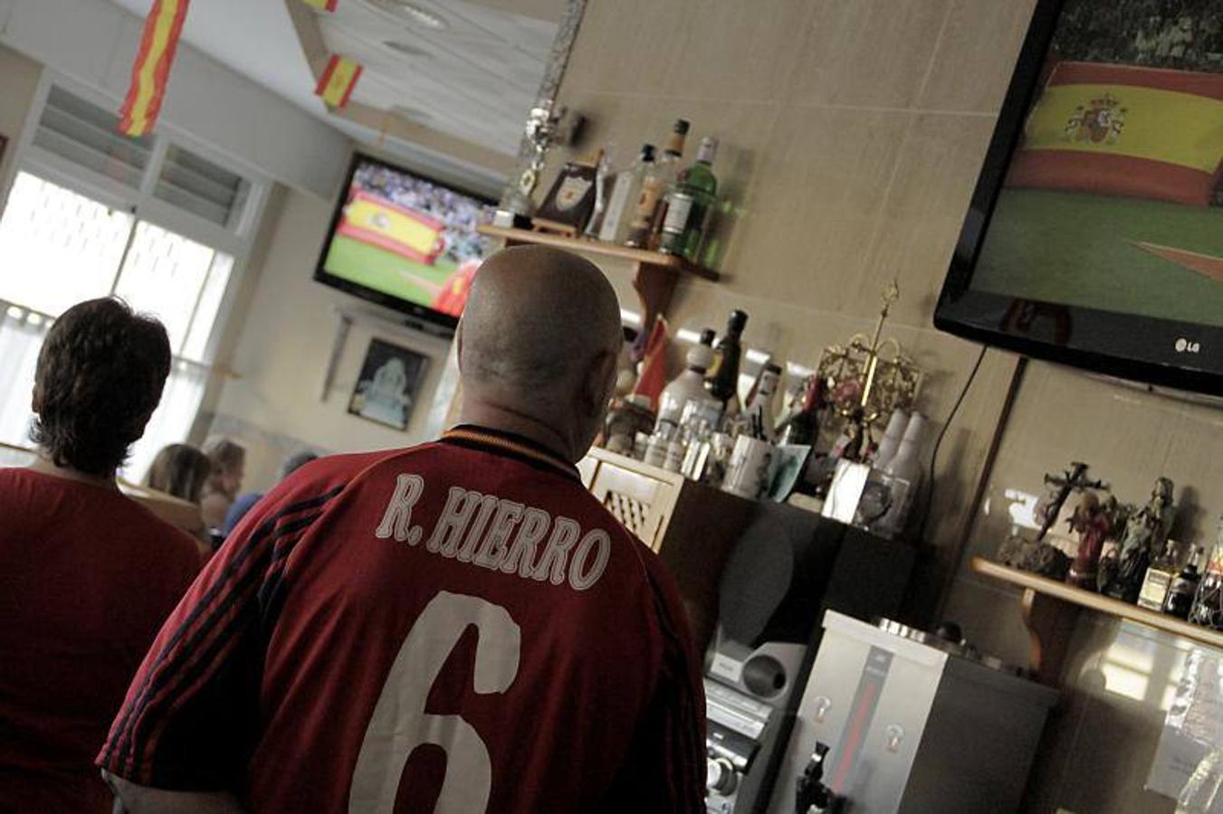 Enfrente del polideportivo que lleva el nombre del reciente entrenador de España en Vélez Málaga, uno de los hermanos de Fernando Hierro regenta un bar donde se viven los éxitos del veleño desde 2001. Es punto de reunión entre familia y conocidos. Aunque nunca como en de esta ocasión. Así se vivió el partido de La Roja en el bar de la familia de Fernando Hierro, en fotos.