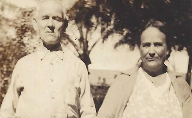 Imagen principal - Foto superior: Esteban Benítez y María Molero, en Hawái en el año 1934. Segunda imagen: El barco SS Heliópolis, en 1907, fecha del viaje que llevó a miles de familias andaluzas a las islas del Pacífico. Abajo: La estadounidense Susan Tavares, en la casa en la que nació su abuelo Esteban en Cuevas de San Marcos. 