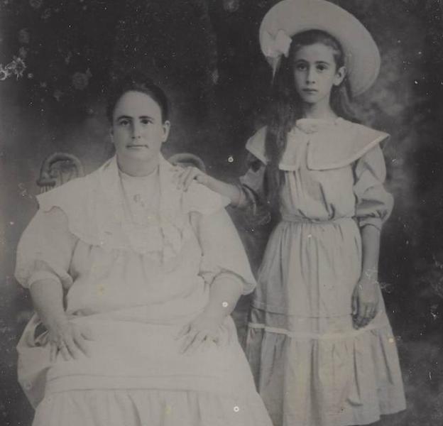 María Molero y Rosario Benítez, bisabuela y abuela de Susan Tavares-Kenney. La foto está tomada poco después de llegar a Hawái a comienzos del siglo XX