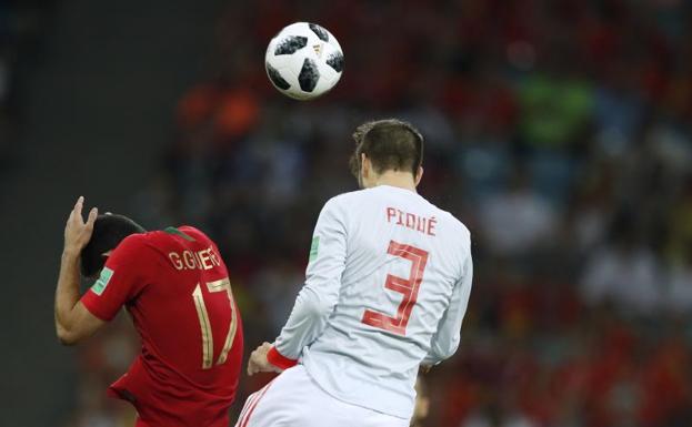 Piqué, en una acción del partido ante Portugal. 