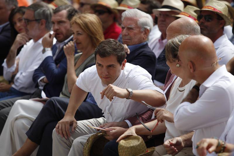 Rivera exhibe «patriotismo» en Málaga para contrarrestar el golpe de efecto de Sánchez