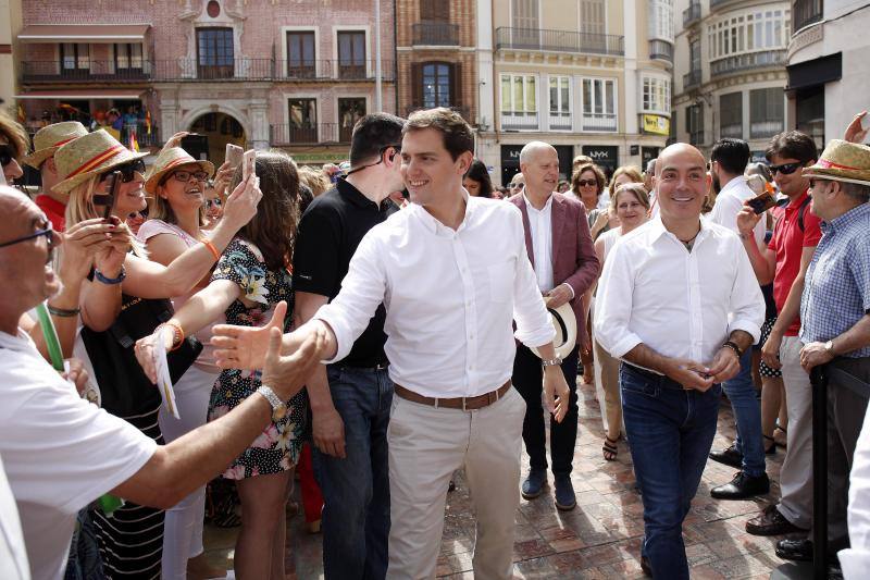 Rivera exhibe «patriotismo» en Málaga para contrarrestar el golpe de efecto de Sánchez