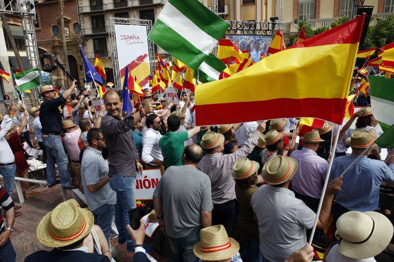 Rivera exhibe «patriotismo» en Málaga para contrarrestar el golpe de efecto de Sánchez