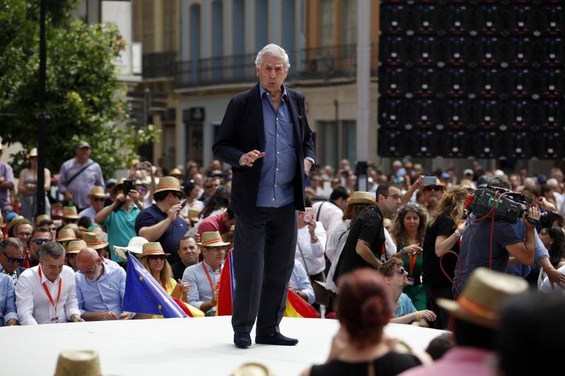 Rivera exhibe «patriotismo» en Málaga para contrarrestar el golpe de efecto de Sánchez