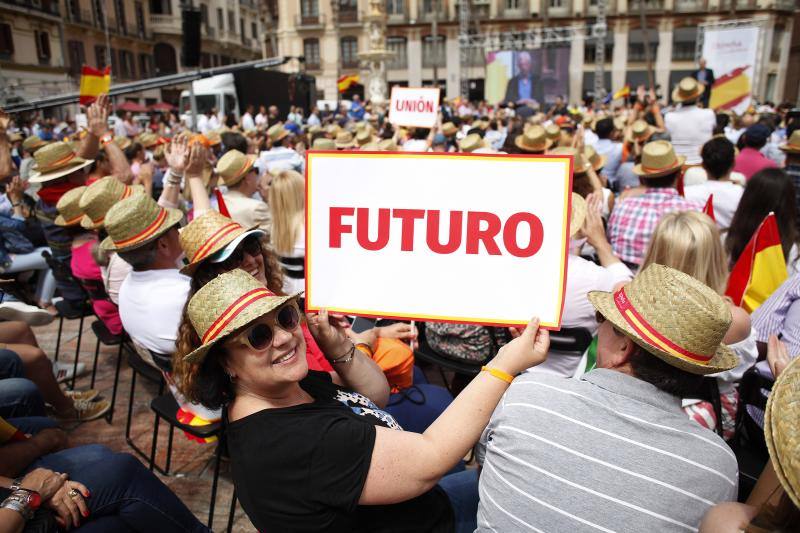 Rivera exhibe «patriotismo» en Málaga para contrarrestar el golpe de efecto de Sánchez