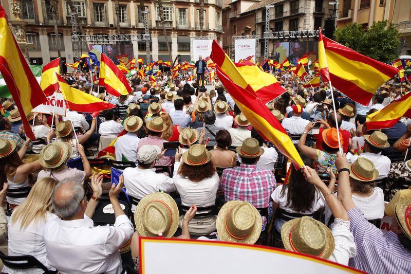Rivera exhibe «patriotismo» en Málaga para contrarrestar el golpe de efecto de Sánchez