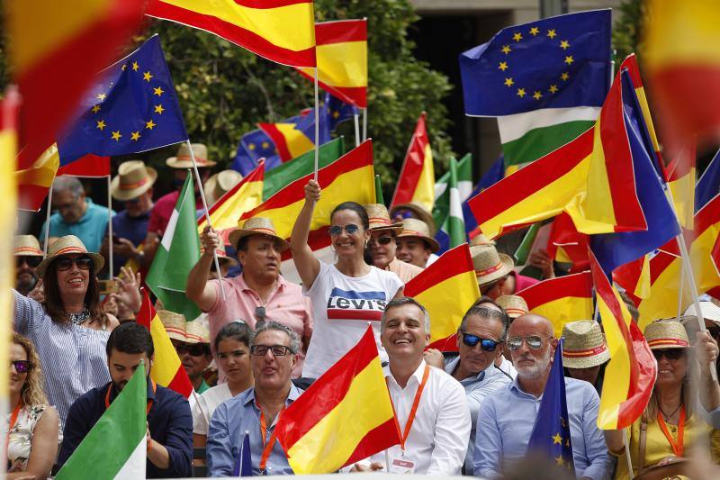 Rivera exhibe «patriotismo» en Málaga para contrarrestar el golpe de efecto de Sánchez