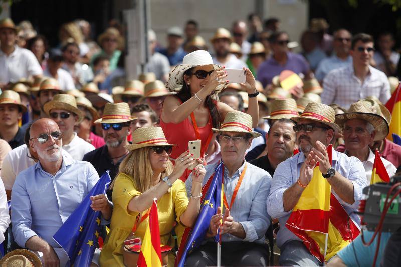 Rivera exhibe «patriotismo» en Málaga para contrarrestar el golpe de efecto de Sánchez