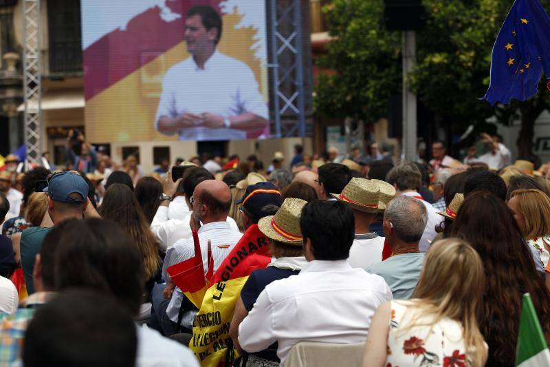 Rivera exhibe «patriotismo» en Málaga para contrarrestar el golpe de efecto de Sánchez