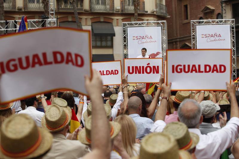 Rivera exhibe «patriotismo» en Málaga para contrarrestar el golpe de efecto de Sánchez