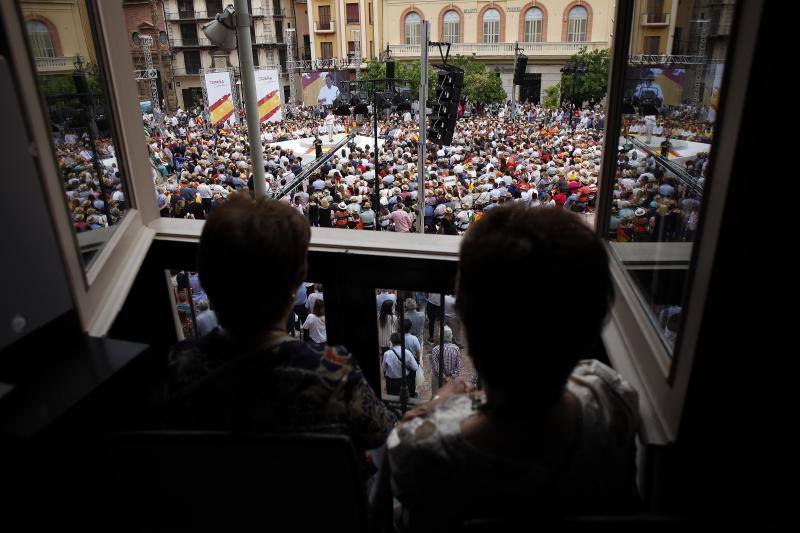 Rivera exhibe «patriotismo» en Málaga para contrarrestar el golpe de efecto de Sánchez