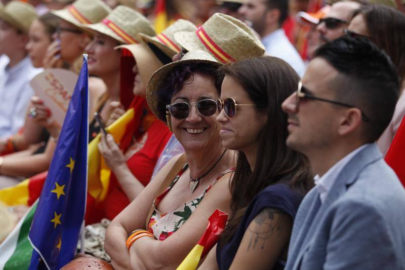 Rivera exhibe «patriotismo» en Málaga para contrarrestar el golpe de efecto de Sánchez