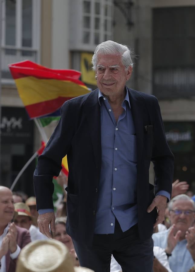 Rivera exhibe «patriotismo» en Málaga para contrarrestar el golpe de efecto de Sánchez