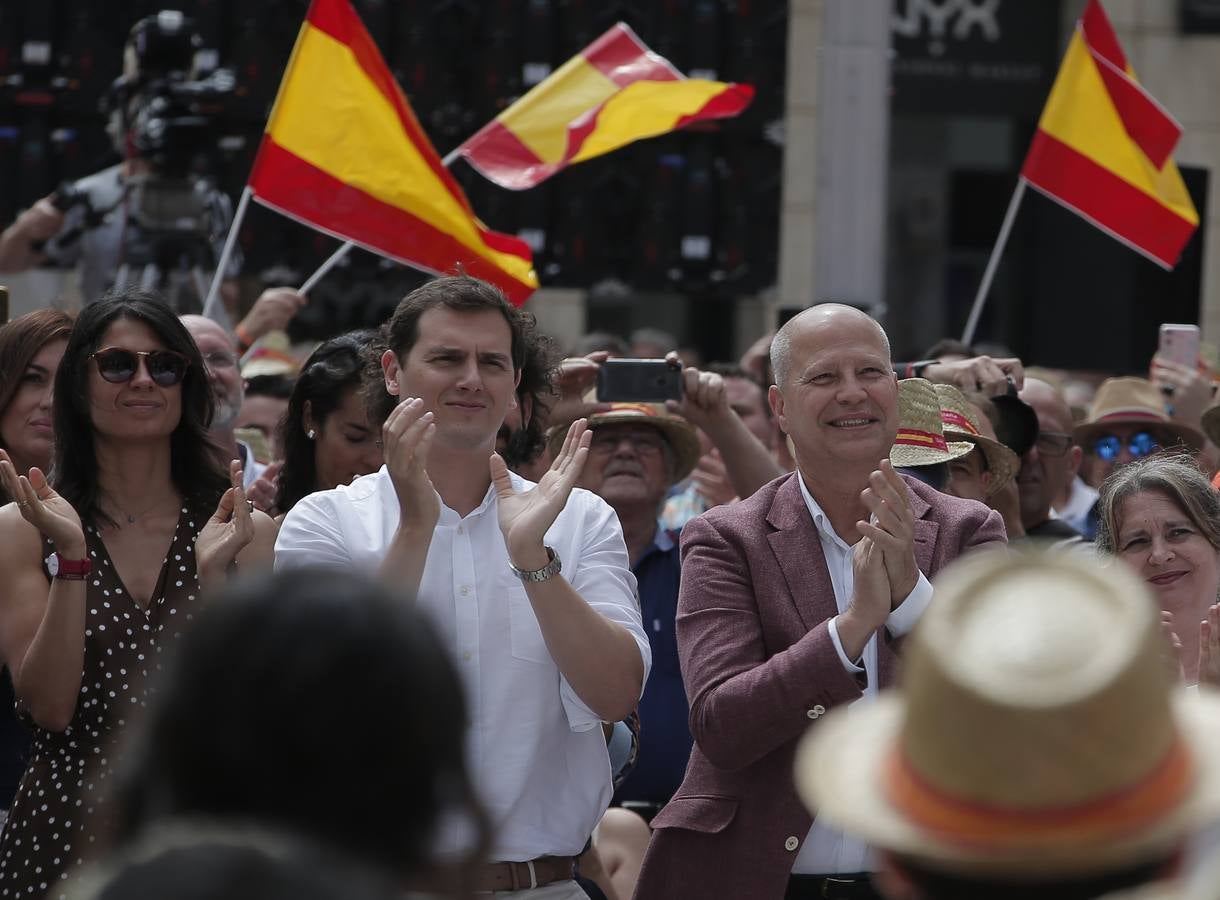 Rivera exhibe «patriotismo» en Málaga para contrarrestar el golpe de efecto de Sánchez