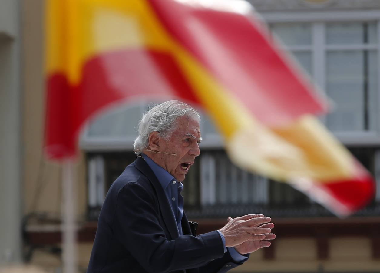 Rivera exhibe «patriotismo» en Málaga para contrarrestar el golpe de efecto de Sánchez