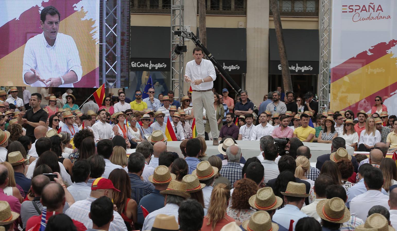 Rivera exhibe «patriotismo» en Málaga para contrarrestar el golpe de efecto de Sánchez