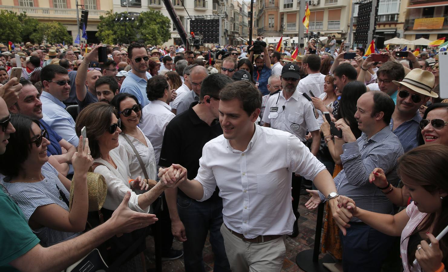 Rivera exhibe «patriotismo» en Málaga para contrarrestar el golpe de efecto de Sánchez