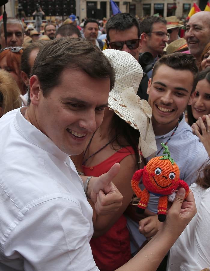 Rivera exhibe «patriotismo» en Málaga para contrarrestar el golpe de efecto de Sánchez