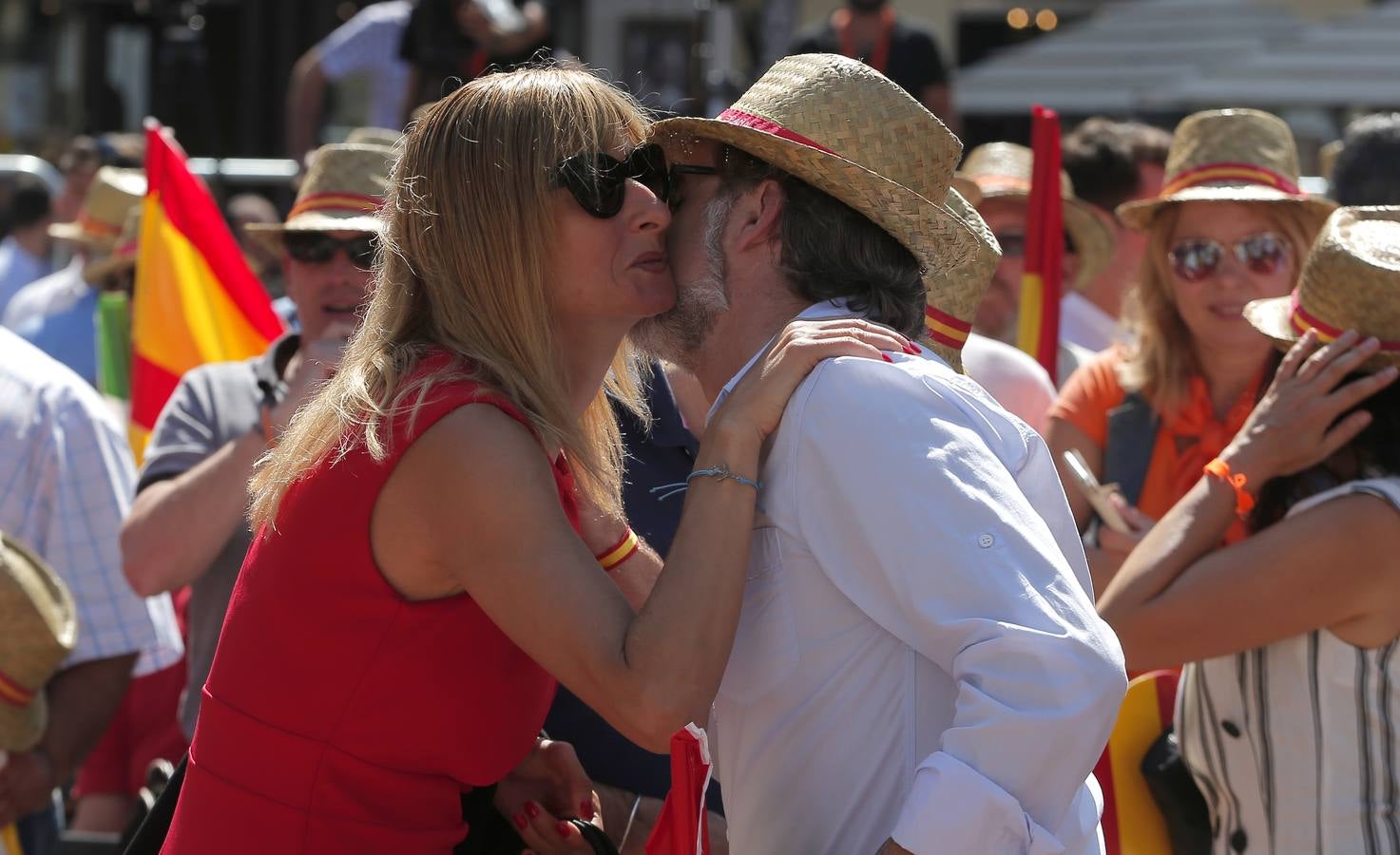 Rivera exhibe «patriotismo» en Málaga para contrarrestar el golpe de efecto de Sánchez