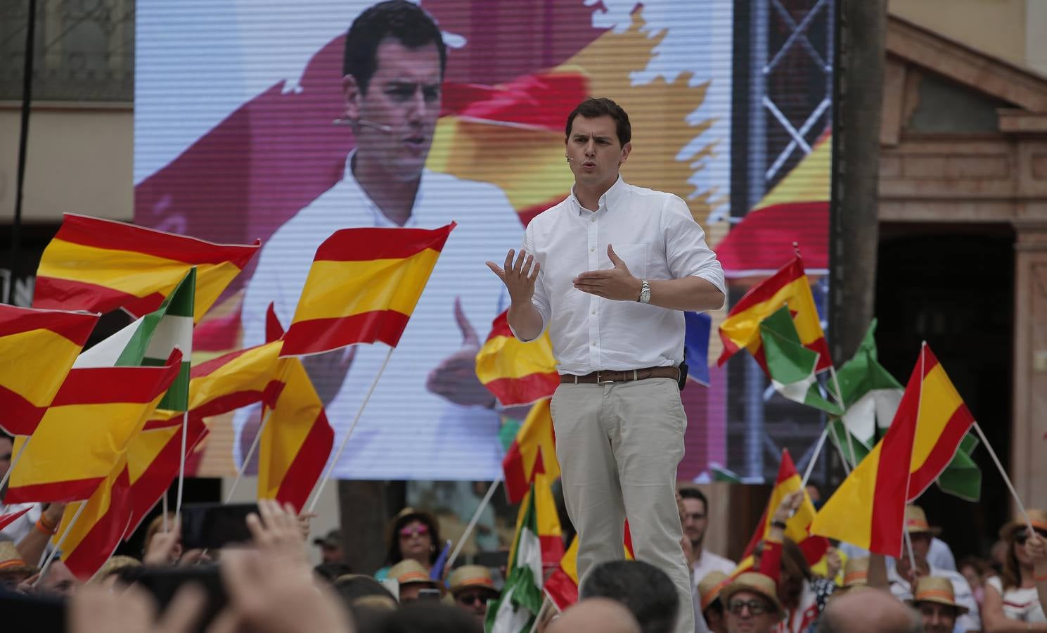 Rivera exhibe «patriotismo» en Málaga para contrarrestar el golpe de efecto de Sánchez