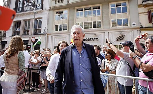 Imagen principal - Intervenciones de Javier Imbroda, Mario vargas LLosa.
