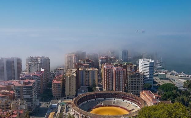 Vuelve el taró: el fenómeno que explica la niebla que cubre hoy Málaga capital