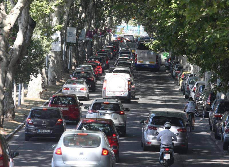 Caravanas de vehículos tanto en el Paseo del Parque como en el de los Curas en sentido oeste