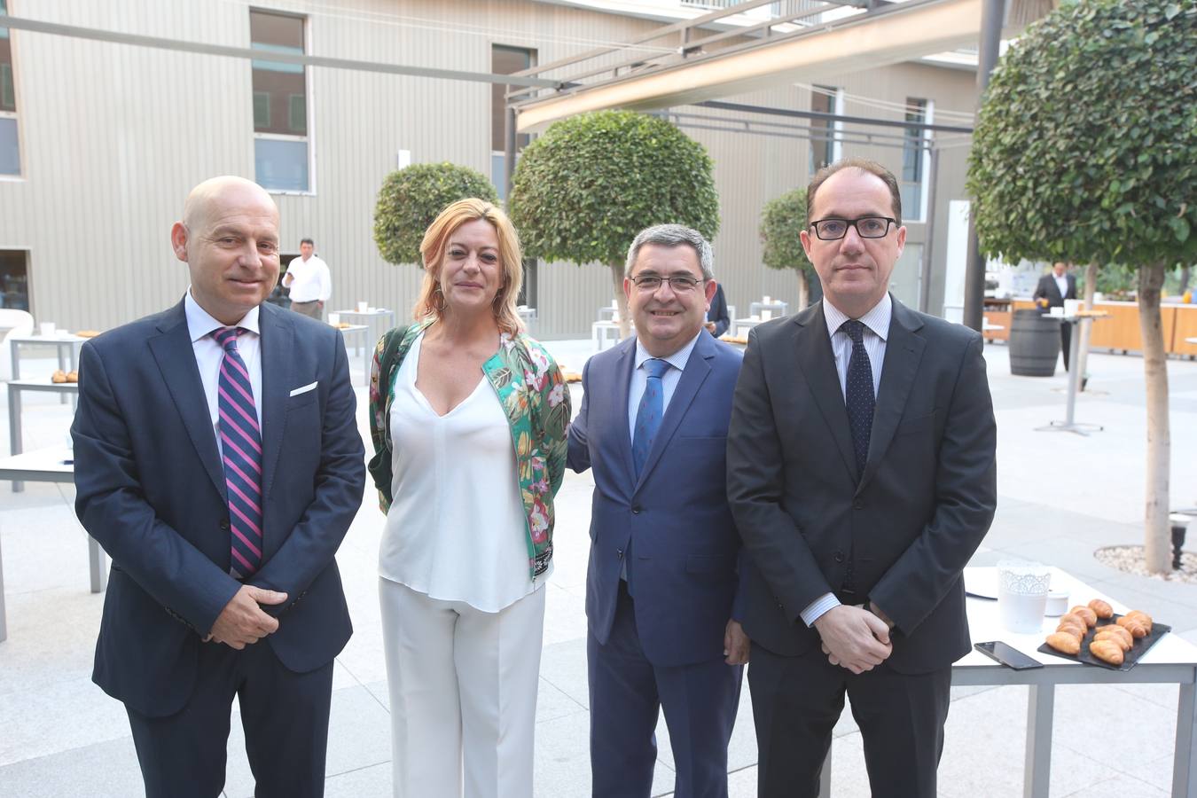 Numerosas personalidades de la sociedad malagueña han asistido al Foro SUR con la presidenta de la Junta de Andalucía, Susana Díez, que se ha desarrollado en el hotel NH de Málaga capital, hoy lunes 18 de junio