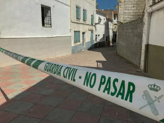 Cordón policial en la calle Ocón de Guadahortuna donde le dieron dos balazos a la víctima el sábado. 