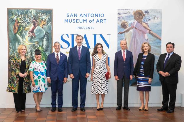 Los Reyes, durante su visita ayer al Museo de San Antonio. :: s.  CORDEIRO / afp