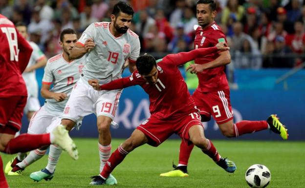 Diego Costa durante el encuentro ante Irán.