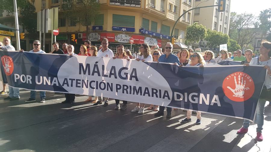 Unas 2.500 personas han participado en la tarde de este jueves en una manifestación en la que sindicalistas, asociaciones de vecinos y de pacientes, colegios profesionales, trabajadores, distintos colectivos y ciudadanos en general han dirigido sus quejas contra la Consejería de Salud y el SAS por la falta de personal y de medios en hospitales y centros de atención primaria, así como por no poner freno a las listas de espera quirúrgicas y diagnósticas. Igualmente, se han exigido distintas infraestructuras sanitarias, entre ellas un hospital de 800 camas en Málaga, la mejora de las condiciones de los centros de salud, la construcción de un CHARE en la zona este de la capital, la reforma integral del Marítimo de Torremolinos y que el Hospital del Guadalhorce funcione el cien por cien, entre otras cuestiones. La protesta se ha llevado a cabo bajo el lema 'Hartos de mentiras e incumplimientos'.