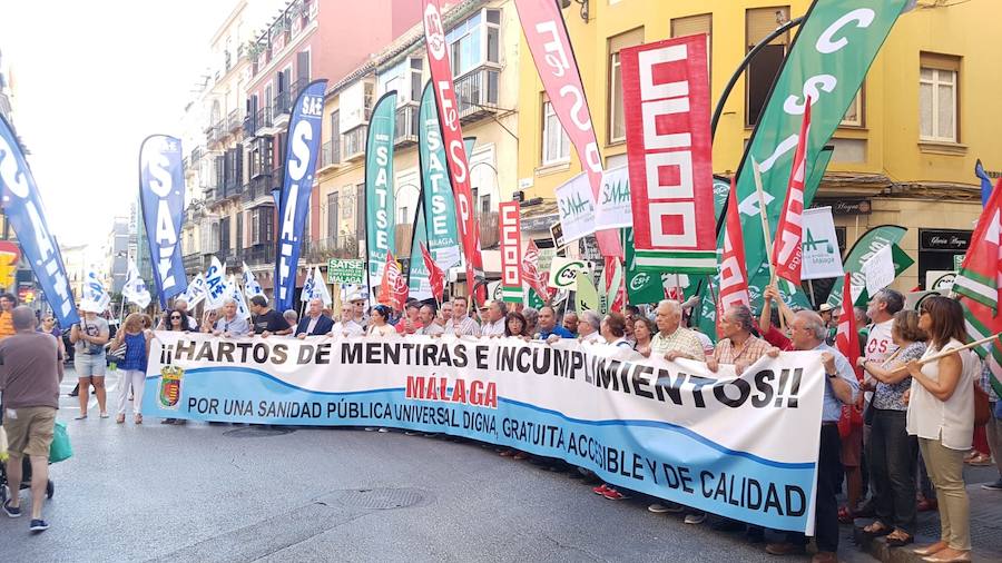 Unas 2.500 personas han participado en la tarde de este jueves en una manifestación en la que sindicalistas, asociaciones de vecinos y de pacientes, colegios profesionales, trabajadores, distintos colectivos y ciudadanos en general han dirigido sus quejas contra la Consejería de Salud y el SAS por la falta de personal y de medios en hospitales y centros de atención primaria, así como por no poner freno a las listas de espera quirúrgicas y diagnósticas. Igualmente, se han exigido distintas infraestructuras sanitarias, entre ellas un hospital de 800 camas en Málaga, la mejora de las condiciones de los centros de salud, la construcción de un CHARE en la zona este de la capital, la reforma integral del Marítimo de Torremolinos y que el Hospital del Guadalhorce funcione el cien por cien, entre otras cuestiones. La protesta se ha llevado a cabo bajo el lema 'Hartos de mentiras e incumplimientos'.