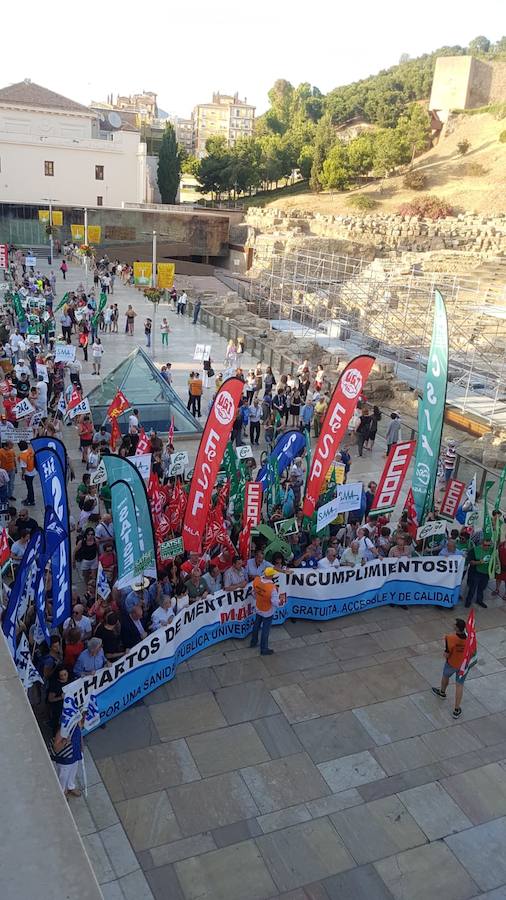 Unas 2.500 personas han participado en la tarde de este jueves en una manifestación en la que sindicalistas, asociaciones de vecinos y de pacientes, colegios profesionales, trabajadores, distintos colectivos y ciudadanos en general han dirigido sus quejas contra la Consejería de Salud y el SAS por la falta de personal y de medios en hospitales y centros de atención primaria, así como por no poner freno a las listas de espera quirúrgicas y diagnósticas. Igualmente, se han exigido distintas infraestructuras sanitarias, entre ellas un hospital de 800 camas en Málaga, la mejora de las condiciones de los centros de salud, la construcción de un CHARE en la zona este de la capital, la reforma integral del Marítimo de Torremolinos y que el Hospital del Guadalhorce funcione el cien por cien, entre otras cuestiones. La protesta se ha llevado a cabo bajo el lema 'Hartos de mentiras e incumplimientos'.