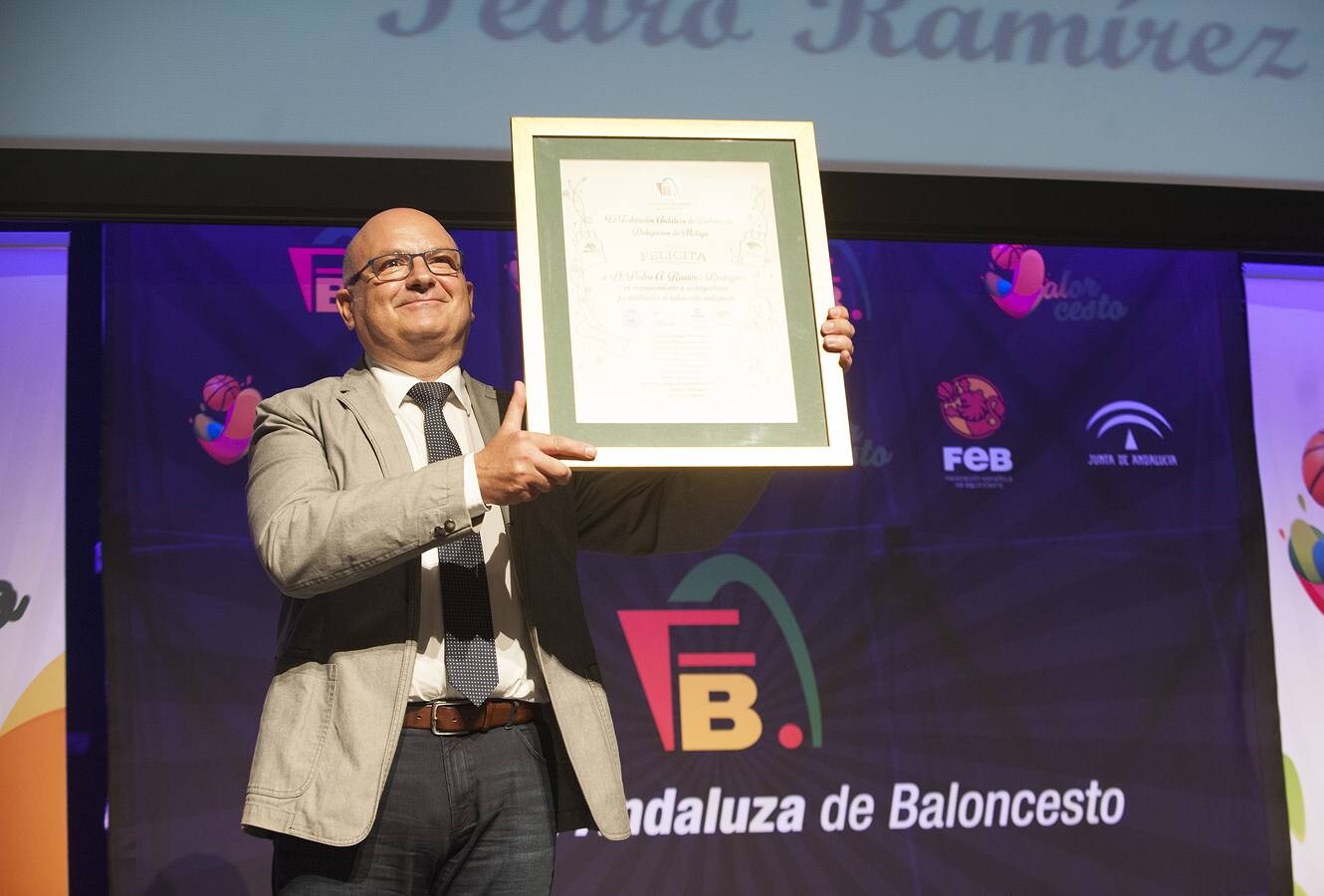 La gran familia del baloncesto se dio cita en la gala de los premios provinciales de la temporada 2017-2018 en la que se reconoció la labor de los disitntos equipos y personalidades que han brillado en este tiempo.