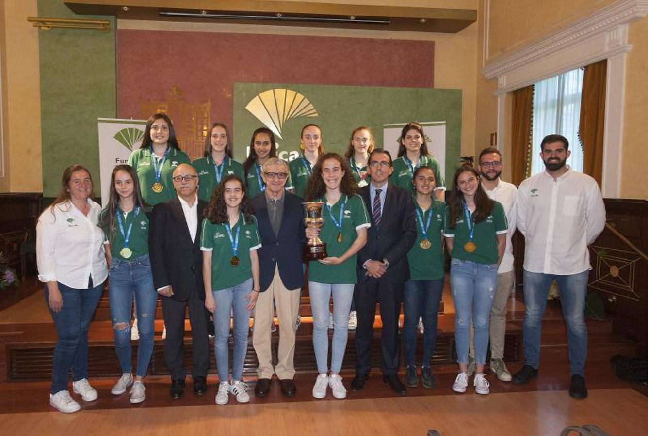 El presidente de la Fundación Unicaja, Braulio Medel, ha presidido la recepción del equipo infantil femenino del Unicaja que se proclamó campeón de España el pasado fin de semana. En el acto, las jugadoras han recibido unos regalos por su gran temporada y han brindado la Copa conseguida.