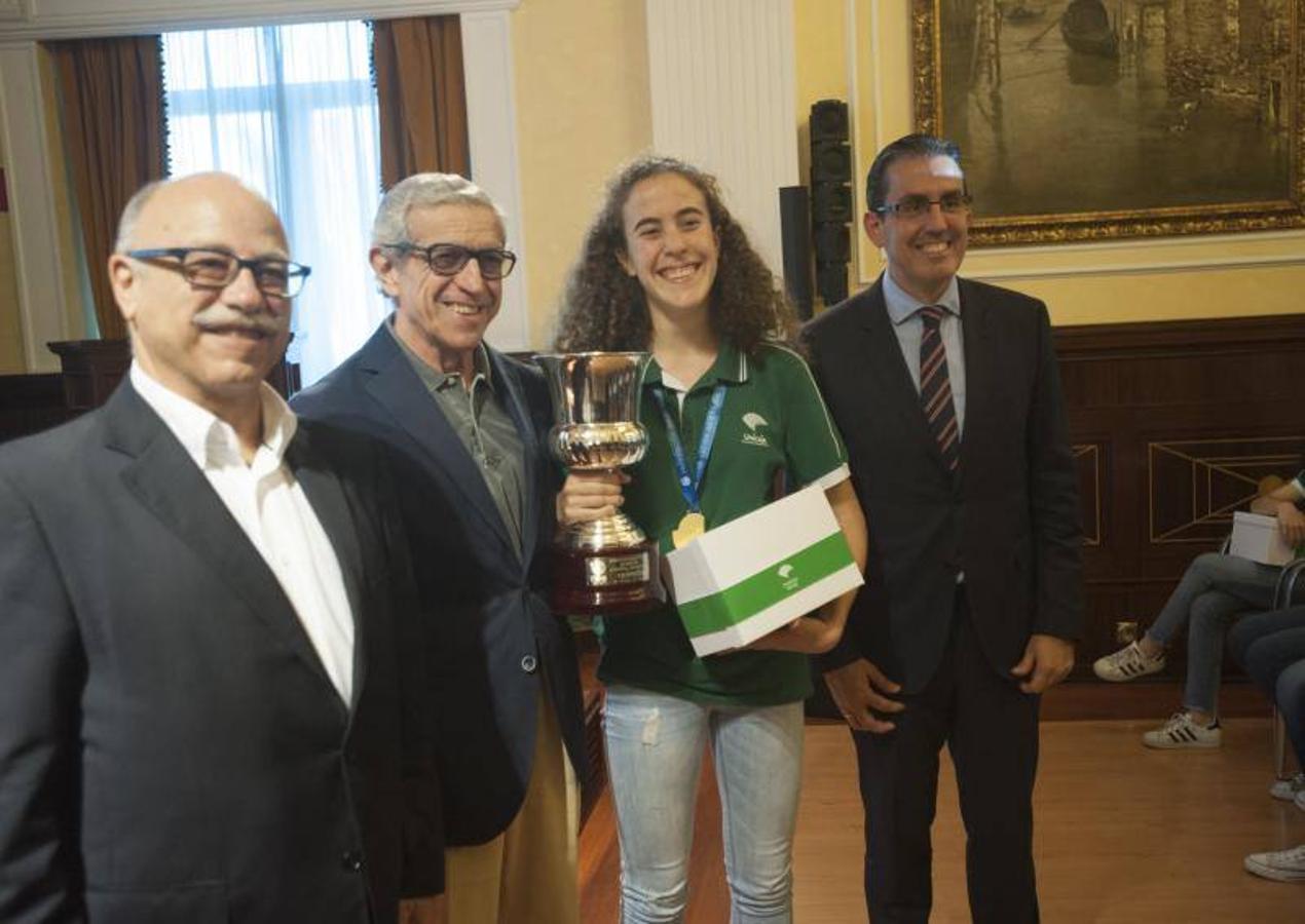 El presidente de la Fundación Unicaja, Braulio Medel, ha presidido la recepción del equipo infantil femenino del Unicaja que se proclamó campeón de España el pasado fin de semana. En el acto, las jugadoras han recibido unos regalos por su gran temporada y han brindado la Copa conseguida.