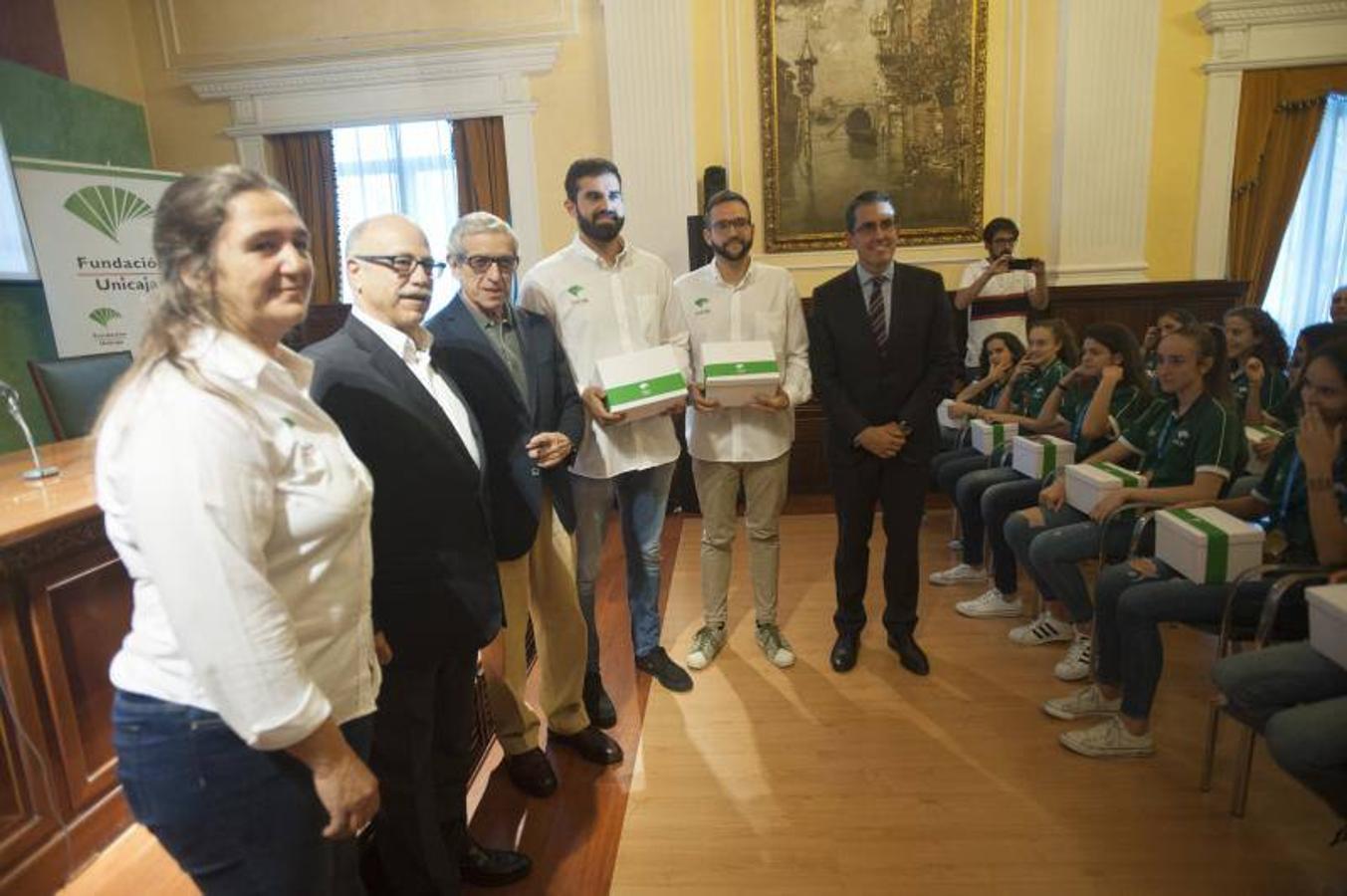 El presidente de la Fundación Unicaja, Braulio Medel, ha presidido la recepción del equipo infantil femenino del Unicaja que se proclamó campeón de España el pasado fin de semana. En el acto, las jugadoras han recibido unos regalos por su gran temporada y han brindado la Copa conseguida.