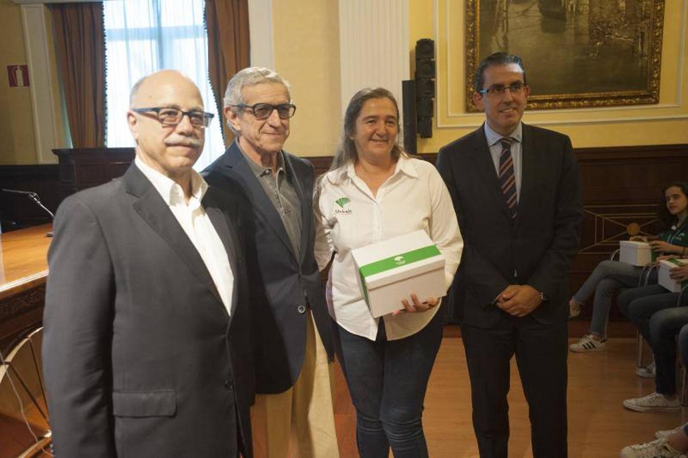 El presidente de la Fundación Unicaja, Braulio Medel, ha presidido la recepción del equipo infantil femenino del Unicaja que se proclamó campeón de España el pasado fin de semana. En el acto, las jugadoras han recibido unos regalos por su gran temporada y han brindado la Copa conseguida.