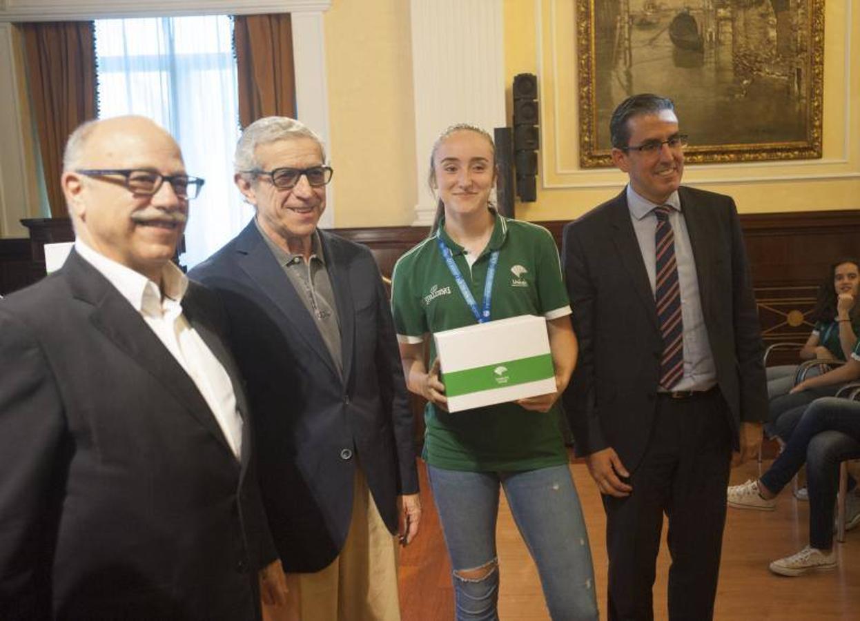 El presidente de la Fundación Unicaja, Braulio Medel, ha presidido la recepción del equipo infantil femenino del Unicaja que se proclamó campeón de España el pasado fin de semana. En el acto, las jugadoras han recibido unos regalos por su gran temporada y han brindado la Copa conseguida.