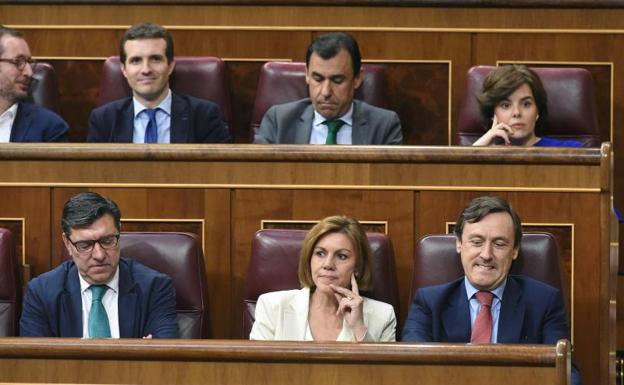 María Dolores de Cospedal (abajo, en el centro), Pablo Casado (arriba, 2i) y Soraya Sáenz de Santamaría (arriba, 1d).