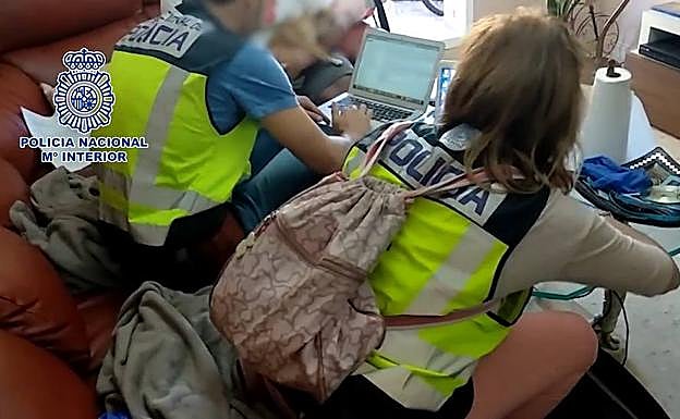 Investigadores del Cuerpo Nacional de Policía en el momento del registro de la casa del detenido. 