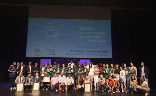 Foto de grupo de todos los premiados ayer por la Federación Andaluza de Baloncesto. 