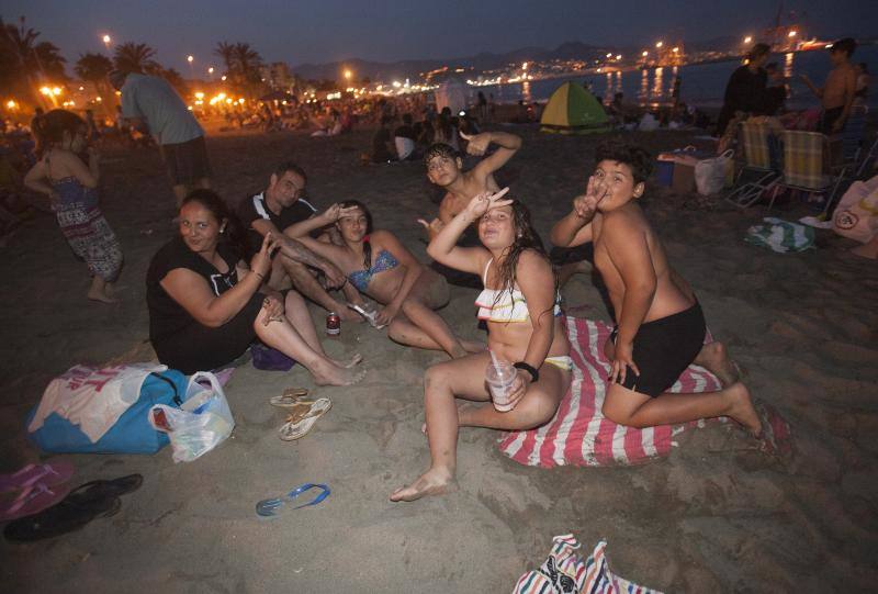 Imágenes de malagueños disfrutando de la llegada del verano en La Misericordia