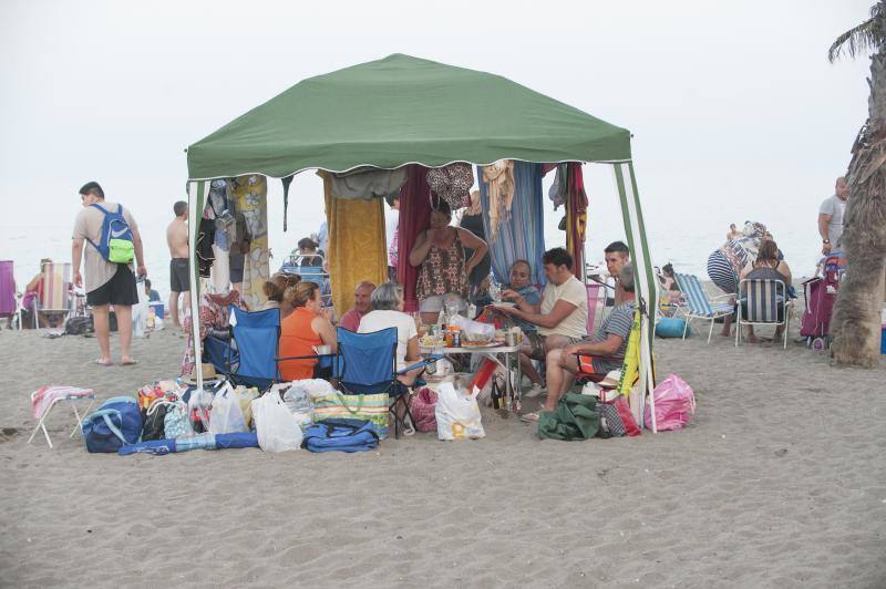 Imágenes de malagueños disfrutando de la llegada del verano en La Misericordia