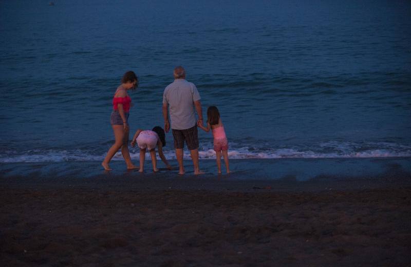 Imágenes de malagueños disfrutando de la llegada del verano en La Misericordia