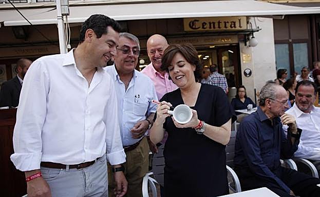 Sáenz de Santamaría ha firmado una taza en el Café Central indicando su café favorito: un semi-largo con leche fría. 