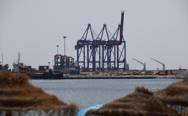 Las nuevas grúas en el puerto.