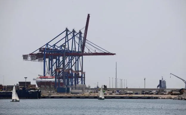 Imagen principal - Las nuevas grúas ya están en el Puerto de Málaga